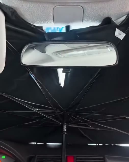 Parasol abierto visto desde adentro del auto